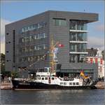 Die 1963 gebaute SEEBIENE (IMO 8335334) ist ein ehemaliges Vermessungs- und Peilschiff mit einer Länge von 24 m und einer Breite von 5 m. Sie ist für das Projekt Sea Clean im Einsatz. Die Idee besteht darin, dass Schiffe Plastikmüll aus dem Meer fischen und an Bord direkt in Treibstoff umwandeln. Hier liegt die SEEBIENE am 25.05.2019 in Bremerhaven.
https://www.seebiene.com/