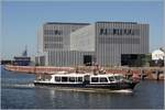 Die 1966 gebaute DORSCH (ENI 05403060) ist im Fischereihafen 1 in Bremerhaven während einer Hafenrundfahrt vor den neuen Thünen-Instituten unterwegs Sie ist 19,20 m lang und 4,25 m breit und kann bis zu 75 Passagiere befördern. 29.06.2019