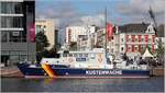 Der 1993 gebaute Zollkreuzer JADE (IMO 9043433) liegt am 25.05.2019 im Neuen Hafen in Bremerhaven. Inzwischen hat er auch den blauen Rumpfanstrich erhalten. Das Schiff ist 28,62 m lang, 6,20 m breit und hat einen Tiefgang von 1,65 m. Die drei Maschinen leisten je 825 kw, zusammen also 2.475 kw, die eine Geschwindigkeit von 26 kn ermöglichen. Heimathafen ist Wilhelmshaven.