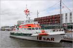 Der 1990 gebaute Seenotrettungskreuzer NIS RANDERS liegt im Fischereihafen 1 in Bremerhaven. Er ist 23,3 m lang und 5,3 m breit, seine beiden Maschinen leisten zusammen 1.430 kW und ermöglichen eine Höchstgeschwindigkeit von 20 kn. Das Tochterboot trägt den Namen ONKEL WILLI. Bis 2018 war die NIS RANDERS auf der Station Maasholm im Einsatz, jetzt steht es als Reserve zur Verfügung. 21.07.2019