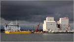 Rechts neben der BIGLIFT BARENTSZ (IMO 9710464) ist ein Teil der Ladung zu sehen. Es sind Anlagen für ein Bergwerk auf dem nordkanadischen Baffin Island 600 km nördlich des Polarkreises. Es handelt sich um eine 1750 t schwere, 34 m hohe Siebanlage und eine 1470 t schwere Eisenerz-Brechanlage (rechts). Sie wurden in den vergangenen anderthalb Jahren von Thyssen-Krupp auf der ABC-Halbinsel in Bremerhaven  schlüsselfertig  vormontiert, da eine Montage vor Ort wegen der dort herrschenden klimatischen Bedingung nicht möglich ist. Bremerhaven, 12.07.2019