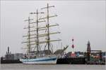 Das russische Segelschulschiff MIR (IMO 8501701) hat an der Seebäderkaje in Bremerhaven festgemacht. Die MIR wurde 1987 gebaut, ist 109.60 m lang und 14 m breit. Die Segelfläche des Vollschiffs beträgt 2.257 m². Heimathafen ist St. Petersburg (Russland). 26.05.2019