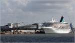 Die 1984 gebaute ARTANIA (IMO 8201480) liegt zum Passagierwechsel vor dem Columbus Cruise Center Bremerhaven an der Columbuskaje. Auf dem 230 m langen und 32 m breiten Schiff finden 1.260 Passagiere Platz. Heimathafen ist Nassau (Bahamas). 13.09.2019
