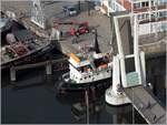 Die 1976 gebaute PAULINA passiert die Holländerbrücke im Alten Hafen von Bremerhaven. Dieses Mehrzweckschiff ist 19,63 m lang, 6,4 m breit und hat einen Tiefgang von 2,16 m. Es kann u.a. als Schlepper eingesetzt werden. Heimathafen ist Brake. Früherer Name: BRAKSIEL. 09.09.2019