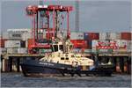Die 2016 gebaute SVITZER ROTA (IMO 9760859) ist 24,7 m lang und 12,6 m breit. Die beiden Maschinen leisten zusammen 4.200 kW und verhelfen dem Schlepper zu einem Pfahlzug von 70 t. Heimathafen ist Esbjerg (Dänemark). Hier ist er am 13.09.2019 in Bremerhaven im Einsatz.