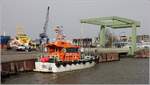 Das Lotsenversetzboot WICKIE liegt im Neuen Hafen von Bremerhaven. Rechts daneben ist die Klappbrücke zu sehen, die die Zufahrt zum Kaiserhafen I überspannt. 29.02.2020