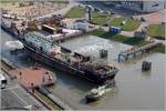 Die 1919 gebaute SEUTE DEERN hatte 2019 ihr Schicksalsjahr; im Februar brannte sie, Ende August sank sie auf den Grund des Museumshafens des Deutschen Schifffahrtsmuseum. Aufgrund ihres Zustandes muss sich abgebrochen werden. Dies soll in einem provisorischen Trockendock passieren, das nur wenige Meter von ihrem Liegeplatz entfernt geschaffen wird. Am 27.03.2020 wurde sie dahin verholt. Hier eine kleine Reihe von Fotos dieser Aktion. (3)