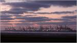 Bremerhaven. Betrieb am Nordende der Stromkaje nach Sonnenuntergang. 06.05.2020