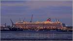 Die 2015 gebaute MEIN SCHIFF 4 (IMO 9678408) liegt an der Columbuskaje in Bremerhaven. Sie ist 293,20 m lang und 42,30 m breit, hat eine GT/BRZ von 99.526 und bietet 2.506 Passagieren Platz. Heimathafen ist Valletta (Malta). Aufgenommen während der blauen Stunde am 06.05.2020.