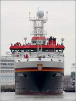 Die beiden deutschen Forschungsschiffe SONNE (IMO 9633927, hier im Bild) und MARIA S. MERIAN (IMO9274197) haben sich am späten Vormittag des 18.05.2020 von Bremerhaven aus auf dem Weg in den arktischen Ozean gemacht. Bei Spitzbergen werden sie auf das Forschungsschiff POLARSTERN stoßen, um deren Mannschaft auszuwechseln und Nachschub zu bringen. Die POLARSTERN führt seit Herbst 2019 die bislang größte Arktisexpedition mit dem Namen MOSAiC durch. Die Corona-Pandemie machte diese Form des Personalwechsels und Nachschubs erforderlich, da der eigentlich vorgesehene Transport per Flugzeug von Spitzbergen aus nicht mehr zulässig war.