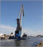 Der Schwimmkran BHV ATHLET (ENI 05305870) steuert seinen Liegeplatz im Fischereihafen II in Bremerhaven an. 24.06.2020