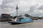 Die Weserfähre NORDENHAM (ENI 04803160) hat von Nordenham kommend Bremerhaven erreicht und steuert den Fähranleger an. Im Hintergrund ist das Lotsenhaus und der Richtfunkturm für die Radarkette der Weser zu sehen. 11.07.2020