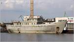 Bei diesem älteren Schiff handelt es sich um den 1964 gebauten ehemaligen schwedischen Eisbrecher und Leuchtturmversorger VEGA (IMO 6508107) mit Heimathafen Umea. Es ist 43,58 m lang und 9,80 m breit. Mit dem Umbau wurde vor etlichen Jahren im brtischen Penzance und Falmouth begonnen. In Bremerhaven soll nun der Endausbau zu einer Expeditionsyacht für 12 Personen erfolgen. Bremerhaven, 18.07.2020