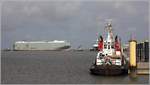 Blick entlang der Schlepperpier in Bremerhaven. Der 2011 gebaute Autotransporter DALIAN HIGHWAY (IMO 9565560) der K-Line will mit Schlepperunterstützung in die Kaiserschleuse in Bremerhaven einfahren. Er ist 199,90 m lang und 32,26 m breit, hat eine GT/BRZ von 58.535, eine DWT von 21.616 t und kann bis zu 6.249 Fahrzeuge transportieren. Heimathafen und Flagge ist Panama.
Rechts im Bild liegt der Schlepper VB BREMERHAVEN (IMO 9045871), hinter dem ein Teil der MEIN SCHIFF 4 zu sehen ist. 04.09.2020 