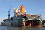 Die 1996 gebaute VALENCIA EXPRESS (IMO 9108130) liegt im Dock V der Bredo im Kaiserhafen I in Bremerhaven. Sie ist 216,13 m lang und 32,26 m breit, hat eine GT/BRZ von 33.735, eine DWT von 34.330 und eine Kapazität von 2.400 TEU. Heimathafen ist Hamilton (Bermuda). Frühere Namen: CAST PROMINENCE, LYKES PERFORMER, CP PERFORMER. 19.12.2020