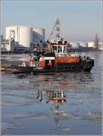 Die BUGSIER 5 (IMO 9376206) bietet einen seltenen Anblick mit den Eisschollen beim Wendeplatz an der Kaiserschleuse in Bremerhaven. Zuletzt bedeckte im Jahr 2010 Eis das Wasser in den Hafenbecken. 13.02.2021