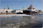 Im eisbedeckten Fischereihafen I in Bremerhaven liegt das neue, 2020 in Dienst gestellte Forschungsschiff ATAIR (IMO 9835496) des Bundesamtes für Seeschifffahrt und Hydrographie. Zuletzt war hier im Jahr 2010 eine Eisdecke zu sehen. 13.02.2021