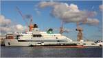 Vom Bunkerboot FEE (ENI 04813740)) erhält die Gigayacht SOLARIS (IMO  9819820) Treibstoffnachschub. Die Maschinen der Yacht laufen bereits einige Zeit, außerdem steht demnächst eine Probefahrt an. Bremerhaven, 05.03.2021
