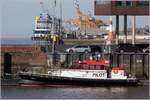 Das Lotsenversetzboot FRYA liegt vor dem Lotsenhaus in Bremerhaven. Im Hintergrund ist das Heck der ODYSSEY OF THE WORLD zu sehen, die zur Ausrüstung an der Columbuskaje festgemacht hat. 08.03.2021