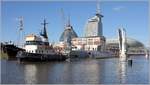 Das Technikmuseum U 2540 WILHELM BAUER kehrt nach einem Werftaufenthalt an seinen Liegeplatz im Alten Hafen von Bremerhaven zurück. Hier passiert es die Hollländerbrücke über den Alten Hafen. Als Schlepper dient bei dieser Aktion die PAULINA, am Heck ist die ALBATROS von bremenports im Einsatz. 05.03.2021