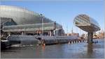 Das Technikmuseum U 2540 WILHELM BAUER kehrt nach einem Werftaufenthalt an seinen Liegeplatz im Alten Hafen von Bremerhaven zurück. Hier passiert es die Gläserne Drehbrücke über den Alten Hafen. 05.03.2021