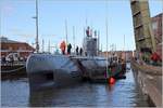 Das Technikmuseum U 2540 WILHELM BAUER kehrt nach einem Werftaufenthalt an seinen Liegeplatz im Alten Hafen von Bremerhaven zurück. Hier passiert es die Klappbrücken über den Verbindungskanal zwischen Altem und Neuen Hafen. Der angeschweißte Zugangssteg macht die Aktion nicht einfacher. 05.03.2021