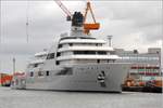 Der etwa 140 m lange Neubau der Gigayacht SOLARIS (Projektname) hat inzwischen eine kleine Runde durch den Verbindungshafen in Bremerhaven gedreht, um mit der anderen Schiffsseite an der Werftkaje wieder anzulegen. Das ermöglicht jetzt auch einen Blick auf die Bugpartie.12.03.2021