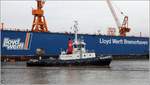 Die 1990 gebaute VB BLUMENTHAL (IMO 8912223) vor dem Schwimmdock der Lloyd Werft in Bremerhaven. Der Schlepper ist 28,12 m lang, 8,80 m breit, hat eine Maschinenleistung von 2.000 kW und einen Pfahlzug von 30,4 t. Heimathafen ist Bremen. 09.04.2021