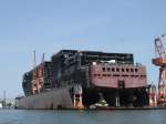 Nochmals das zuknftige Kreuzfahrtschiff  Pride of America ,
(Stolz von Amerika)im Dock der Lloyd Werft. In dieser Ansicht
lassen sich gut die Antriebsschrauben, (um 180 drehbar) erkennen.
Die Aufnahme entstand 2003. Voriges Jahr, kurz vor der Endabnahme,
kenterte das Schiff im Hafenbecken, infolge enes schweren Sturms!
Dieses Unglck brachte daraufhin die Lloyd Werft, in arge finanzielle Schwierigkeiten. Die Insolvenz konnte aber durch kluge Entscheidungen vermieden werden!
