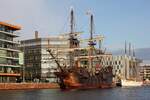 Die beiden spanischen Segelschiffnachbauten EL GALEON und PASCUAL FLORES haben für einige Tage im Neuen Hafen von Bremerhaven festgemacht. 08.08.2021