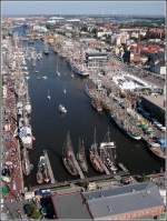 Vom 27. bis 31. August 2008 hatten sich rund 200 Segelschiffe in Bremerhaven zur Ltten Sail eingefunden. Hier ein Blick von der Aussichtsplattform des Atlantic Hotel Sail City in den Neuen Hafen, im dem die greren Segler untergebracht waren. Aber auch im Alten Hafen, im Fischereihafen und im Kaiserhafen hatten Segler festgemacht.