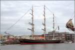 Das 1999/2000 gebaute Vollschiff STAD AMSTERDAM liegt whrend der Ltten Sail im Neuen Hafen von Bremerhaven. Sie ist eine Schwester des brasilianischen Schulschiffes CISNE BRANCO. Sie ist 78 m lang, 10,5 m breit, hat einen Tiefgang von 4,80 m und eine Segelflche von 2.200 m. 28.08.2008