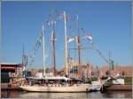 Whrend der Ltten Sail lagen die Segler dicht gepackt im Neuen Hafen in Bremerhaven. Hier liegen zwei Segelschulschiffe im Pckchen: im Vordergrund die Ketsch URANIA der Kniglich Niederlndischen Marine und dahinter die ETOILE der Franzsischen Marine. Die ETOILE ist die Zwillingsschwester der BELLE POULE, die ich schon vorgestellt habe. Die URANIA wurde 1928 gebaut, ist 26,80 m lang, 6,05 m breit, hat einen Tiefgang von 2,60 m und eine Segelflche von 320 m. 30.08.2008