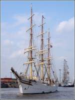 Das 1927 gebaute norwegische Vollschiff SRLANDET verlsst am 01.09.2008 nach ihrer Teilnahme an der Ltten Sail in Bremerhaven ber die Nordschleuse ihren Liegeplatz im Neuen Hafen. Sie ist 65 m lang, 9 m breit, hat einen Tiefgang von 4,50 m und eine Segelflche von 1.300 m. Sie wird als Segelschulschiff aber auch als Charteschiff genutzt.