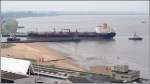 Die 2004 gebaute APATURA (IMO 9258624) manvriert am 01.07.2007 mit Schlepperuntersttzung von der Weser in die Geestemndung und weiter in den Fischereihafen. Das Schiff wurde krzlich schon von Volkmar Dring vorgestellt.