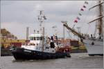 Der 1983 gebaute Schlepper GROHN (IMO 8223048) assistiert am 01.09.2008 dem mexikanischen Segelschulschiff CUAUHTMOC beim Verlassen der Nordschleuse in Bremerhaven. Die GROHN (frherer Name EXACT) ist 28 m lang, 8,80 m breit und hat eine Maschinenleistung von 1.600 kw.