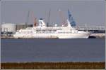 Die ASTORIA (IMO 8000214) liegt am 12.08.2007 am Columbus Cruise Center Bremerhaven. Sie wurde 1981 gebaut und fuhr schon unter den Namen ARKONA und ASTOR. Lnge: 164 m, Breite 22 m, 4 Maschinen mit je 3.300 kw, Geschwindigkeit: 20 kn. Heimathafen ist Nassau auf den Bahamas. Lngsseits liegt ein Bunkerboot.