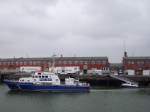 Bürgermeister-Brauer(L=30;B=6mtr) verlässt die Polizeistation im Hafengebiet von Cuxhaven;090828