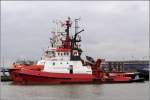 Die TAUCHER O. WULF 4 (IMO 7800564, frherer Name: HAABULL) liegt im Pckchen mit der WULF 7. Die TAUCHER O. WULF 4 ist 27 m lang, 8,84 m breit, hat eine Maschinenleistung von 2 x 938 kW und einen Pfahlzug von 38 t. Cuxhaven, 21..08.2010.