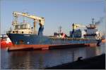Die DYCKBURG (IMO 9195913) schiebt sich am 28.01.2011 langsam durch den Fischereihafen von Cuxhaven. Sie ist 105 m lang, 16 m breit und hat eine GT von 3660. Die DYCKBURG ist hier auch schon unter dem Namen MCL ALGER vorgestellt worden.