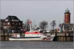 Die HERMANN HELMS liegt am 24.02.2014 in ihrer Station Cuxhaven. Sie gehört zur 27-Meter-Klasse der DGzRS-Seenotkreuzer. Sie ist motorisiert mit drei Maschinen, die mittlere leistet 1.200 kw, die beiden Seitenmaschinen leisten je 610 kw. Damit kann sie eine Geschwindigkeit von 23 kn erreichen. 