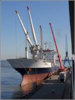 Die 1991 gebaute ALMEDA STAR (IMO 8816156) liegt am 30.09.2015 in Cuxhaven. Dieses Khlschiff ist 158,5 m lang und 23,5 m breit, hat eine GT/BRZ von 11.658 und eine DWT von 12.714 t. Heimathafen ist Nassau (Bahamas).