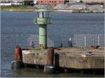Das grüne Molenfeuer am Ende des Steubenhöfts markiert nördlich die Zufahrt zum Amerikahafen in Cuxhaven. 04.07.2017