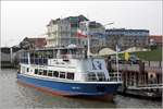 Das 1963 gebaute Fahrgastschiff JAN CUX wartet am 12.04.2018 in Cuxhafen auf Fahrgäste für eine Fahrt zu den Seehundbänken in der Elbmündung.