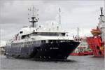 Die DP GEZINA (IMO 9295103) steuert im Neuen Fischereihafen in Cuxhaven ihren Liegeplatz an. Dieses Offshore-Hotelschiff - vom Schiffsmanager Floatel genannt - ist 70,10 m lang und 11,70 m breit. An Bord stehen 42 Kabinen für den Hotelbetrieb zur Verfügung. Weitere Räumlichkeiten: Büroräume, Restaurant, Aufenthaltsraum, Raucherraum, Umkleideraum, Hospital, Fitnesraum und Wäscherei. An Backbord und Steuerbord besteht auf unterschiedlichen Decks die Möglichkeit, von anderen Schiffen überzuwechseln, ebenso kann am Heck ein Crewtender anlegen. Außerdm gibt es eine Ampelman Gangway, die zu beiden Seiten des Schiffes ausgefahren werden kann und bis in eine Höhe von 20,5 m über Wasserlinie an Zugänge von Plattformen oder Windenergieanlagen reicht. Die DP GEZINA fährt unter der Flagge von Malta mit Heimathafen Valletta. Frühere Name: SIMARE ACE. 08.07.2019