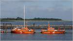 Die ÖLLERMANN (links) und die KLAASHAHN kamen mir im Fährhafen Cuxhaven vor die Linse. Da die beiden Boote der Lotsbetrieb Mecklenburg-Vorpommern GmbH derzeit nicht als Lotsenboote eingesetzt werden, wurde der Schriftzug PILOT in der Rumpffarbe überstrichen. 18.08.2020