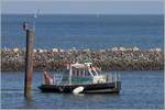 Die 2009 gebaute COASTAL FLASH ist im Fährhaven von Cuxhaven unterwegs. Dieser Crew Tender ist 10 m lang und 3,83 m breit. Er bietet sechs Passagieren Platz auf dem Hin- und Rückweg von Cuxhaven zur Bohr- und Förderinsel Mittelplate auf der anderen Seite der Elbe. 18.08.2020