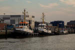 Die beiden Schlepper WULF 5 (IMO 8912209) und TAUCHER O. WULF 3 (IMO 5419244) und das Bunkerboot ANITA (IMO 6605694) am ‎Sonntagabend, den ‎16. ‎August ‎2020 im Hafen von Cuxhaven.