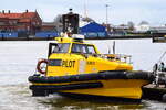 ELBE 5 , Lotsenboot , MMSI 211290120 , 9 x 4m , im Hafen von Cuxhaven , 08.11.2021