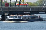 . Mit der Ausflugschiff  Ratsdelft , welches gerade unter den 3 Brücken hindurch gefahren ist, werden in Emden Hafenrundfahrten gefahren, Bj 1975, Motorleistung 122 Ps, L 20,96 m; B 4,96 m; Tiefgang 0,97 m; es bietet 90 Fahrgästen Platz. 06.05.2016    